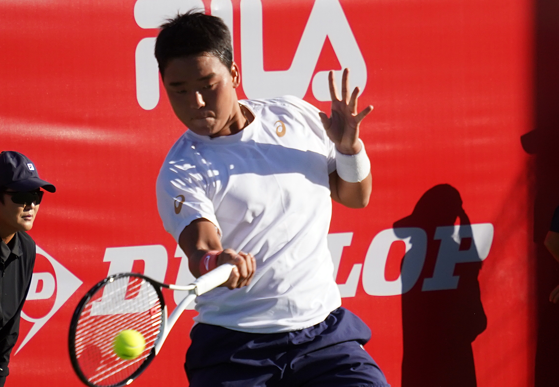 정윤성이 25일 셔울올림픽코트에서 열린 남자프로테니스(ATP) 투어 코리아오픈 예선 결승에서 모치즈키 신타로의 스트로크를 포핸드로 리턴하고 있다. [라이언컴퍼니 제공]