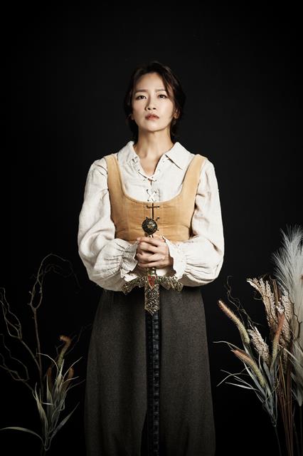조앤(잔 다르크) 역을 맡은 배우 백은혜. 국립극단 제공