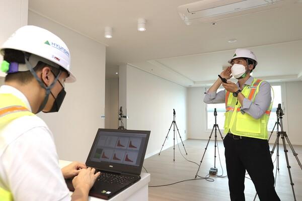 현대건설 직원들이 층간소음 기술을 테스트하는 모습. 현대건설 제공