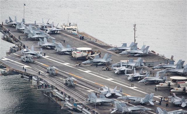 한미 연합 해상 훈련 첫날인 26일 부산 남구 해군작전기지에 지난 23일 입항한 미해군의 핵추진 항공모함 로널드 레이건함(CVN-76)이 한미 연합 해상 훈련을 위해 출항 준비를 하고 있다. 2022.9.26 뉴스1
