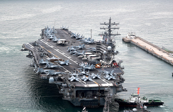 26일 오전 레이건호(CVN-76)가 한미연합해상훈련에 참가하기 위해 부산작전기지에서 출항하고 있다. 2022.9.26  연합뉴스