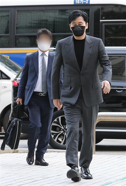 변호사와 함께 법정 향하는 양현석 전 대표