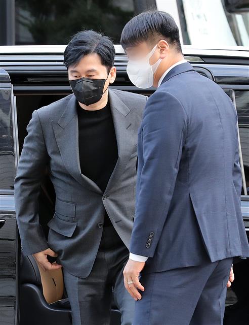 차에서 내리는 양현석 전 대표