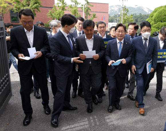 민주당, 감사원 항의 방문