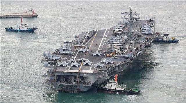 한미 연합 해상훈련 첫날인 26일 부산 남구 해군작전기지에서 미해군의 핵추진 항공모함 로널드 레이건함(CVN-76)이 한미 연합 해상훈련을 위해 출항하고 있다. 2022.9.26 뉴스1