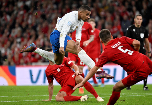 프랑스축구대표팀 킬리안 음바페가 26일 UEFA 네이션스리그 A그룹 조별리그 덴마크전에서 상대 수비를 뚫고 문전 슈팅을 하고 있다. [로이터 연합뉴스]