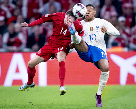 프랑스축구대표팀 킬리안 음바페가 26일 UEFA 네이션스리그 A그룹 조별리그 덴마크전에서 상대 수비수와 치열하게 볼다툼을 하고 있다. [EPA 연합뉴스]