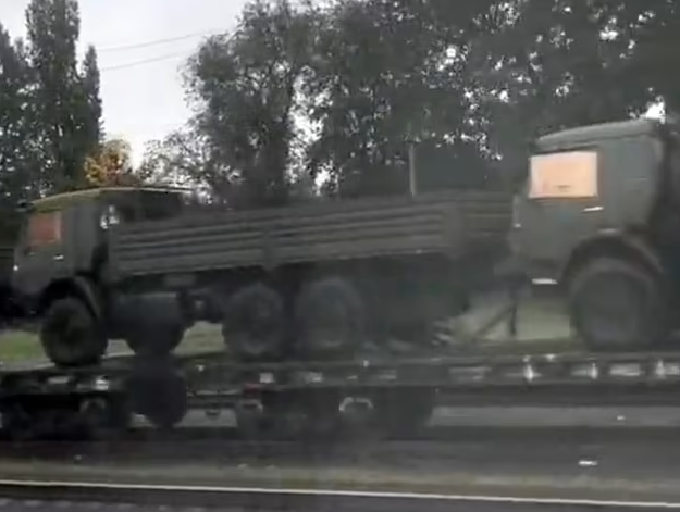 시아 군대가 최근 부분 동원령으로 소집한 예비군을 수송하는데 쓴 것으로 보이는 오래된 군용 차량
