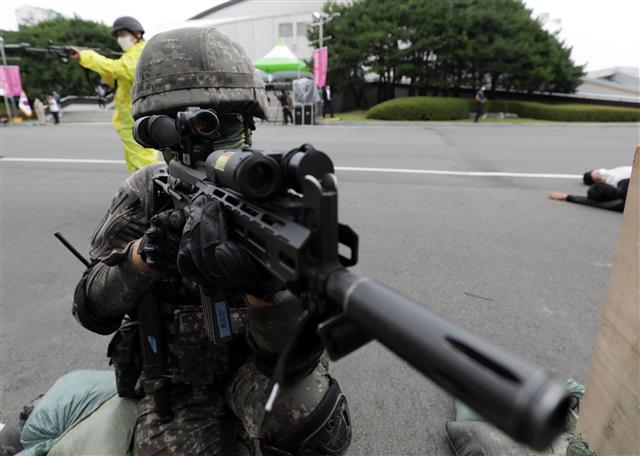 26일 오후 울산 중구 울산종합운동장에서 전국체전 대비 복합테러 대응 관계기관 합동훈련이 진행되고 있다. 2022.9.26 뉴스1