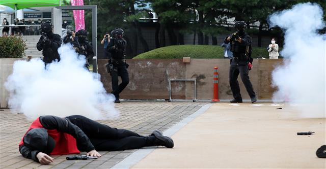 26일 오후 울산 중구 울산종합운동장에서 전국체전 대비 복합테러 대응 관계기관 합동훈련이 진행되고 있다. 2022.9.26 뉴스1