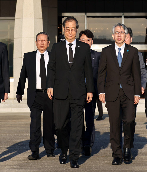 일본 향하는 한덕수 총리와 조문사절단