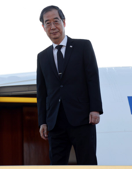 목례하는 한덕수 총리