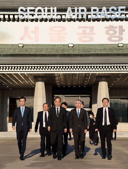 서울공항 출발하는 한덕수 총리와 조문사절단