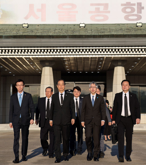 서울공항 출발하는 한덕수 총리와 조문사절단