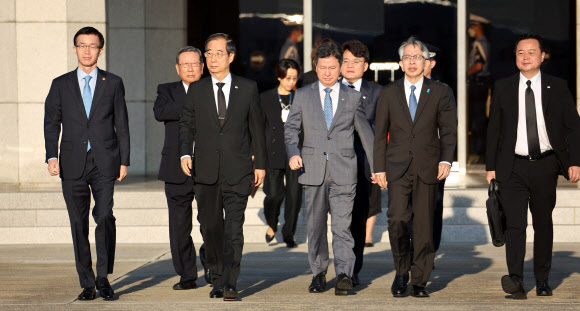 서울공항 출발하는 한덕수 총리와 조문사절단