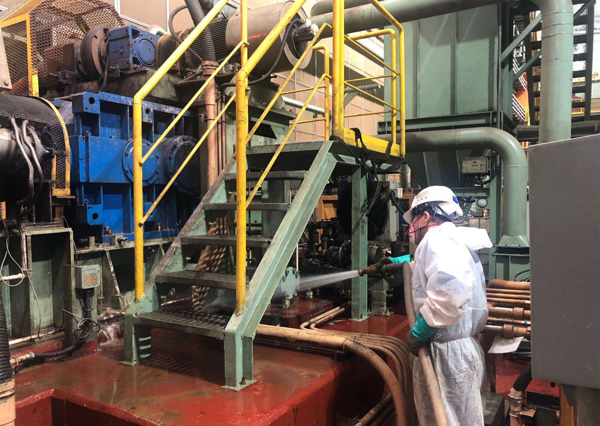 지난 22일 포항제철소 스테인리스 2냉연공장 직원이 고압수로 설비를 세척하고 있는 모습. POSCO 제공