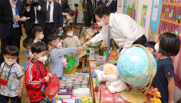 윤석열 대통령이 27일 오전 세종시 아이누리 어린이집을 방문해 아이들과 시장놀이를 하고 있다. 2022. 9. 27 박지환 기자