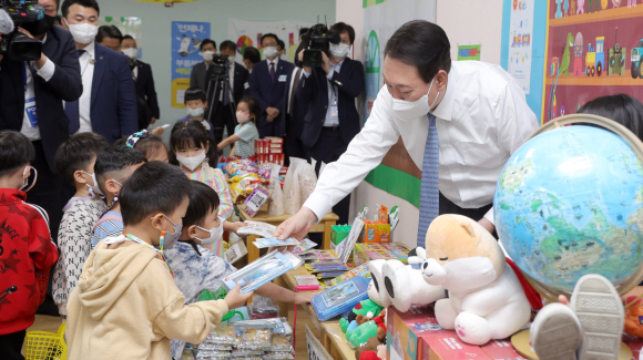 윤석열 대통령이 27일 오전 정부세종청사에서 국무회의를 한 뒤 세종시 아이누리 어린이집을 방문해 아이들과 시장놀이를 함께하고 있다. 2022. 9. 27 박지환 기자