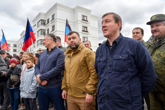 마라트 후스눌린(왼쪽) 러시아 부총리와 데니스 푸실린(가운데) 도네츠크인민공화국(DPR) 수장, 안드레이 투르차크(오른쪽) 통합러시아당 사무총장이 현재 러시아가 점령 중인 우크라이나 도네츠크주 마리우폴에서 열린 새 거주지역 아파트 주민 입주 행사에 참석하고 있다. 2022.9.26 타스 연합뉴스