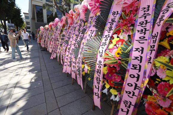 검수완박(검찰 수사권 완전 박탈)법 권한쟁의심판 사건의 공개변론이 열린 27일 오후 서울 종로구 헌법재판소 앞에 검수완박 반대 및 한동훈 법무부 장관을 응원하는 화환이 줄지어 놓여 있다.2022. 9. 27  박윤슬 기자