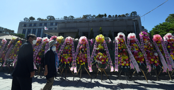 검수완박법 권한쟁의심판 사건의 공개변론이 열린 27일 서울 종로구 헌법재판소 앞에 검수완박 반대 및 한동훈 법무부 장관을 응원하는 화환이 줄지어 놓여 있다. 2022. 9. 27  박윤슬 기자