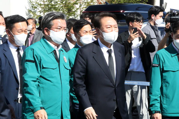 윤석열 대통령이 27일 오후 7명의 사망자가 발생한 대전 현대프리미엄아울렛 화재 현장을 찾아 유가족 대기소로 향하고 있다. 2022.9.27  연합뉴스