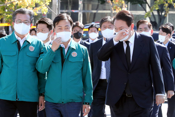 윤석열 대통령이 27일 오후 대전 현대아울렛 화재 현장을 방문하고 있다. 2022.9.27  연합뉴스