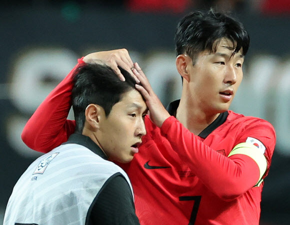 27일 서울 마포구 서울월드컵경기장에서 열린 한국과 카메룬 축구 국가대표팀 평가전이 끝난 뒤 손흥민이 이강인을 안아주고 있다.<br>연합뉴스