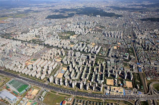 서울과 남양주, 동탄, 일산 등 신도시를 연결하는 수도권광역급행철도(GTX)는 수도권 집중과 비수도권 소외를 더 극대화할 가능성이 높다. GTX 환승역이 들어설 예정인 경기 부천시 1기 신도시 아파트 단지 전경. 서울신문DB