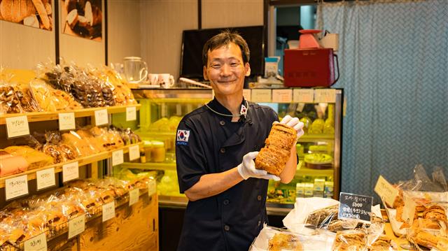 경남 남해에서 매일 아침 등굣길 아이들에게 무료로 빵과 요구르트 등 간식 나눔 봉사를 이어 오고 있는 제빵사 김쌍식씨는 2021년 LG 의인상을 받았다. LG 제공