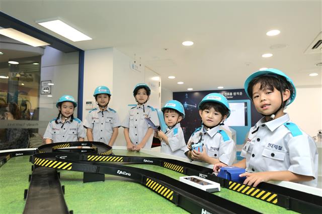 어린이들이 서울 송파구에 있는 직업체험 테마파크 키자니아 서울점 내 현대제철 친환경 제철소에서 직업 체험을 하고 있다. 현대제철 제공