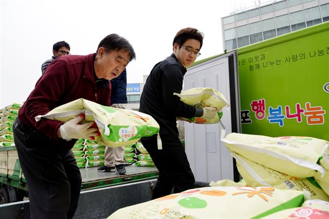 효성 직원들이 서울 마포구청에 사랑의 쌀을 전달하고 있다. 효성은 본사가 있는 마포구 지역사회에 쌀과 김치를 매년 정기적으로 후원한다. 효성그룹 제공