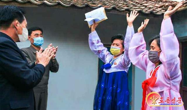 북한 노동당 기관지 노동신문은 28일 “연백벌이 넓다 한들 황남인민들을 위하는 어머니당의 그 진정 다 담을 수 있으랴”라며 황해남도에 대한 당의 은정을 부각했다. 북한은 급성 장내성 전염병이 발생한 황해남도에 김정은 노동당 총비서의 ‘1호 약품’을 비롯해 의약품을 지원했다. 또 본격적인 수확기를 맞아 농기계 5500대를 보냈다.  평양 노동신문·뉴스1