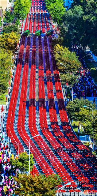 북한 노동당 기관지 노동신문은 28일 “당이 나라의 제일 큰 농업 도인 황해남도에 희한한 농기계 바다를 펼쳐줬다”면서 이에 대한 보답으로 “농사를 잘 지어 식량 문제, 먹는 문제를 원만히 해결하자”라고 촉구했다. 북한은 본격적인 수확기를 맞아 군수공업부문에서 제작한 농기계 5500대를 곡창지대인 황해남도에 보냈다.  평양 노동신문·뉴스1
