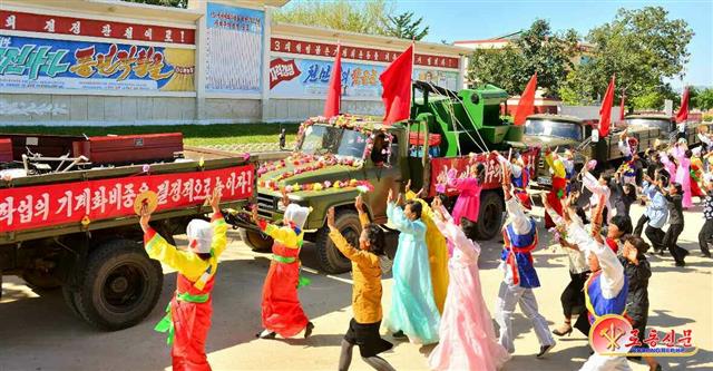 북한 노동당 기관지 노동신문은 28일 황해남도에 전달된 새 농기계를 재차 부각해 보도했다. 앞서 북한은 본격적인 수확기를 맞아 군수 공업 부문에서 제작한 농기계 5500대를 곡창지대인 황해남도에 보냈다.  평양 노동신문·뉴스1