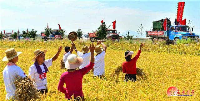 북한 노동당 기관지 노동신문은 28일 “9월26일 8시, 만단의 준비를 갖춘 농기계의 대행렬은 환송의 꽃물결을 타고 목적지를 향해 해주시를 출발했다”라고 보도했다. 앞서 북한은 본격적인 수확기를 맞아 군수공업부문에서 제작한 농기계 5500대를 곡창지대인 황해남도에 보냈다.  평양 노동신문·뉴스1