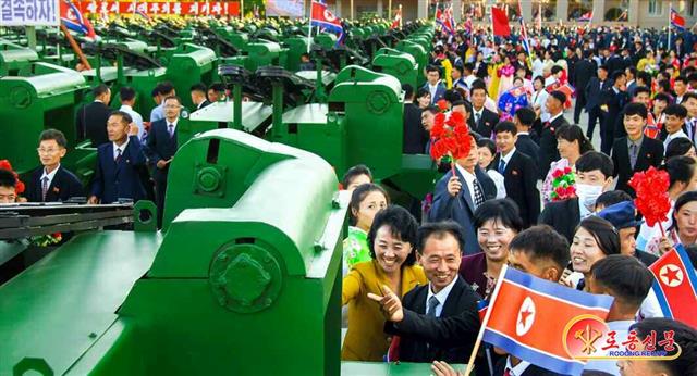 북한 노동당 기관지 노동신문은 28일 “나라의 제일 큰 농업도이며 기본 곡창지대인 황해남도를 중시할데 대한 당의 뜻을 높이 받들고 이번에 장하고 미더운 우리의 노동계급은 4종의 새형의 능률 높은 농기계들을 만들어 냈다”라고 보도했다.  평양 노동신문·뉴스1