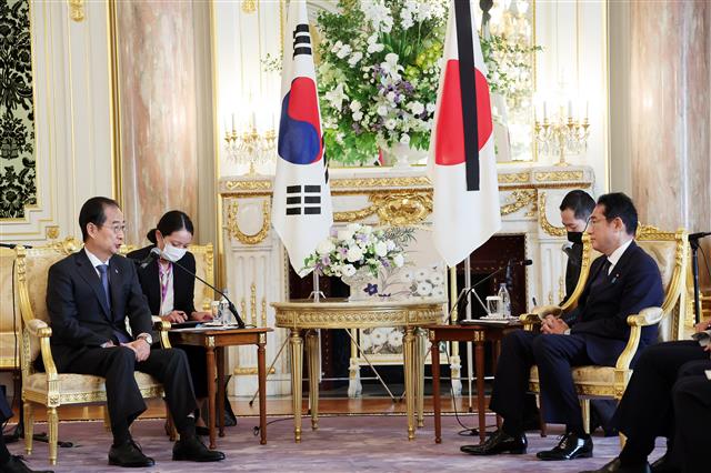 기시다와 대화 나누는 한덕수 총리