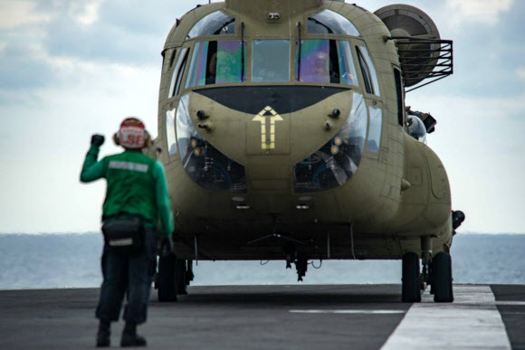 동해에서 진행 중인 한미 해상 연합훈련 사흘째인 28일 미국은 핵 추진 항공모함 로널드 레이건호(CVN 76)에서 헬기가 이?착륙하는 훈련 장면을 공개했다.  미국 국방부 웹사이트를 통해 공개한 동해 연합훈련 사진과 영상에는 지난 26~27일 레이건호 함상에서 이뤄진 비행작전, 헬기 이?착함, 해상급유 등의 모습이 담겼다. 사진은 미 국방부가 공개한 연합훈련 모습. 2022.9.28  미 국방부 제공