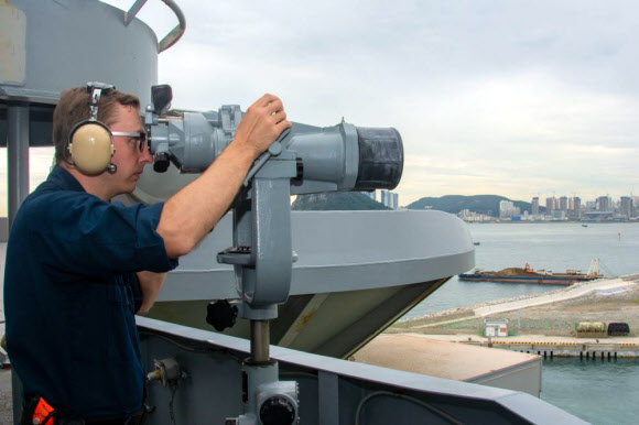 동해에서 진행 중인 한미 해상 연합훈련 사흘째인 28일 미국은 핵 추진 항공모함 로널드 레이건호(CVN 76)에서 헬기가 이?착륙하는 훈련 장면을 공개했다.  미국 국방부 웹사이트를 통해 공개한 동해 연합훈련 사진과 영상에는 지난 26~27일 레이건호 함상에서 이뤄진 비행작전, 헬기 이?착함, 해상급유 등의 모습이 담겼다. 사진은 미 국방부가 공개한 연합훈련 모습. 2022.9.28  미 국방부 제공