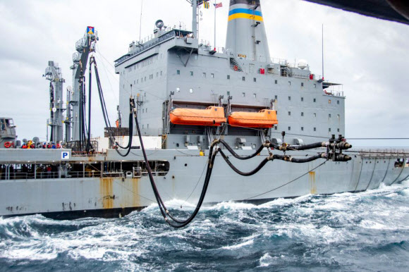 동해에서 진행 중인 한미 해상 연합훈련 사흘째인 28일 미국은 핵 추진 항공모함 로널드 레이건호(CVN 76)에서 헬기가 이?착륙하는 훈련 장면을 공개했다.  미국 국방부 웹사이트를 통해 공개한 동해 연합훈련 사진과 영상에는 지난 26~27일 레이건호 함상에서 이뤄진 비행작전, 헬기 이?착함, 해상급유 등의 모습이 담겼다. 사진은 미 국방부가 공개한 연합훈련 모습. 2022.9.28  미 국방부 제공