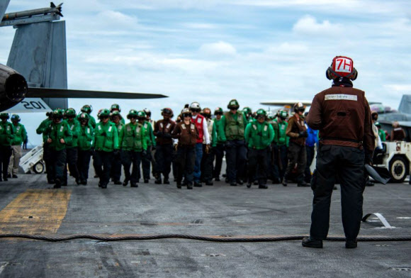 동해에서 진행 중인 한미 해상 연합훈련 사흘째인 28일 미국은 핵 추진 항공모함 로널드 레이건호(CVN 76)에서 헬기가 이?착륙하는 훈련 장면을 공개했다.  미국 국방부 웹사이트를 통해 공개한 동해 연합훈련 사진과 영상에는 지난 26~27일 레이건호 함상에서 이뤄진 비행작전, 헬기 이?착함, 해상급유 등의 모습이 담겼다. 사진은 미 국방부가 공개한 연합훈련 모습. 2022.9.28  미 국방부 제공