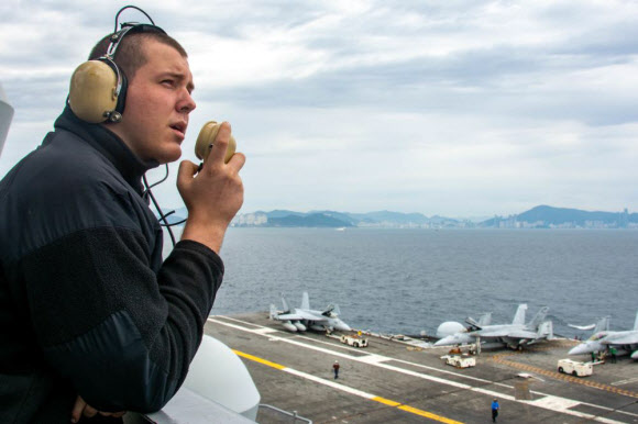 동해에서 진행 중인 한미 해상 연합훈련 사흘째인 28일 미국은 핵 추진 항공모함 로널드 레이건호(CVN 76)에서 헬기가 이?착륙하는 훈련 장면을 공개했다.  미국 국방부 웹사이트를 통해 공개한 동해 연합훈련 사진과 영상에는 지난 26~27일 레이건호 함상에서 이뤄진 비행작전, 헬기 이?착함, 해상급유 등의 모습이 담겼다. 사진은 미 국방부가 공개한 연합훈련 모습. 2022.9.28  미 국방부 제공