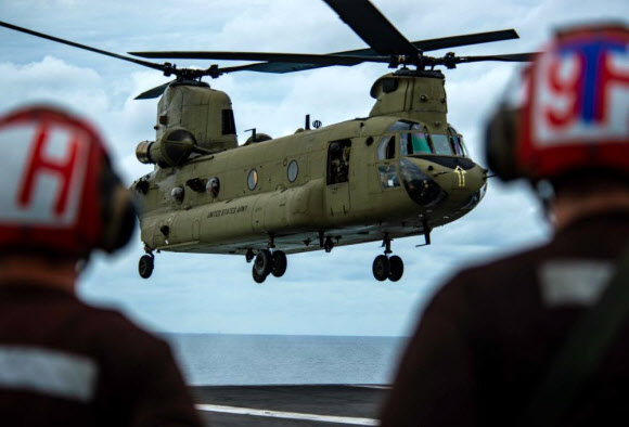 동해에서 진행 중인 한미 해상 연합훈련 사흘째인 28일 미국은 핵 추진 항공모함 로널드 레이건호(CVN 76)에서 헬기가 이?착륙하는 훈련 장면을 공개했다. 사진은 한미 해상 연합훈련에 참가한 로널드 레이건호에서 진행된 비행작전. 2022.9.28  미 국방부 제공