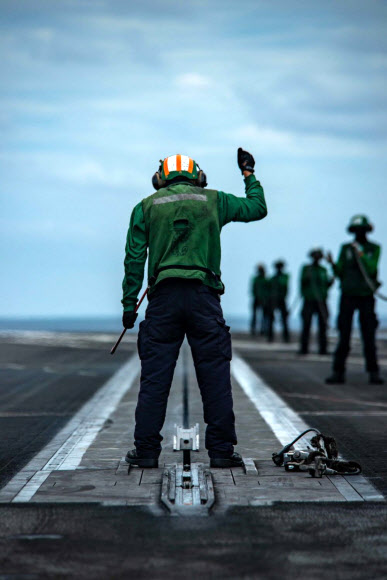 동해에서 진행 중인 한미 해상 연합훈련 사흘째인 28일 미국은 핵 추진 항공모함 로널드 레이건호(CVN 76)에서 헬기가 이?착륙하는 훈련 장면을 공개했다. 사진은 한미 해상 연합훈련에 참가한 로널드 레이건호에서 진행된 비행작전. 2022.9.28  미 국방부 제공