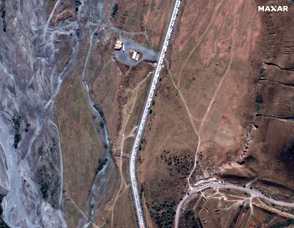 25일(현지시간) 조지아와 접한 러시아 국경선 인근에 차들이 몰려 있는 모습을 인공위성으로 촬영한 사진. 연합뉴스