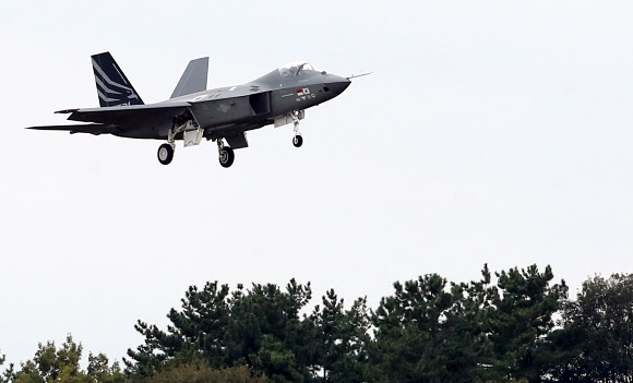 국산 초음속 전투기 ‘보라매’ KF-21이 28일 오후 경남 사천시 한 상공에서 비행하고 있다.  방위사업청은 이날 공군 제3훈련비행단에서 KF-21 최초비행 성공 축하 행사를 열어 두 달 전 이뤄진 KF-21의 첫 이륙을 기념했다. 2022.9.28  연합뉴스