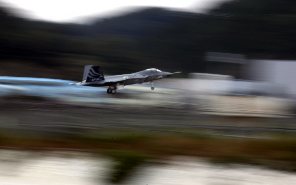 국산 초음속 전투기 ‘보라매’ KF-21이 28일 오후 경남 사천시 한 상공에서 착륙을 준비하고 있다.  방위사업청은 이날 공군 제3훈련비행단에서 KF-21 최초비행 성공 축하 행사를 열어 두 달 전 이뤄진 KF-21의 첫 이륙을 기념했다. 2022.9.28  연합뉴스