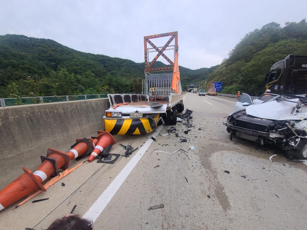 김천 중부내륙고속도로 김천1터널 인근에서 승용차와 공사차량이 충돌해 1명이 숨지고 3명이 부상을 입었다. 연합뉴스  