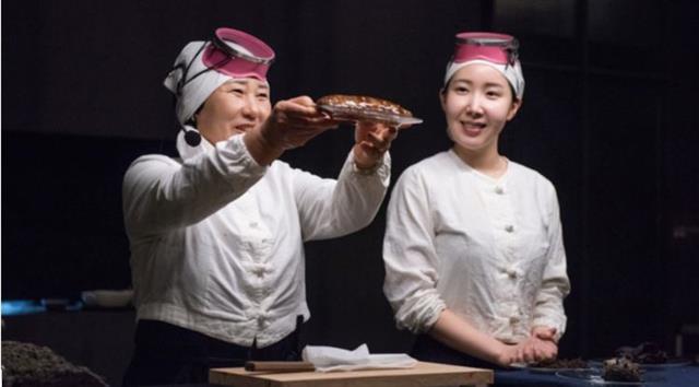 김하원(오른쪽) 대표와 해녀가 직접 잡은 수산물을 선보이고 있다. 해녀의 부엌 제공